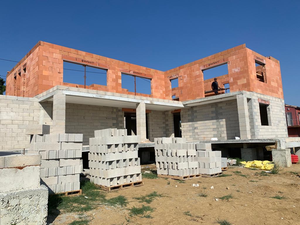 Vue de face d'une maison en construction, sans revêtements