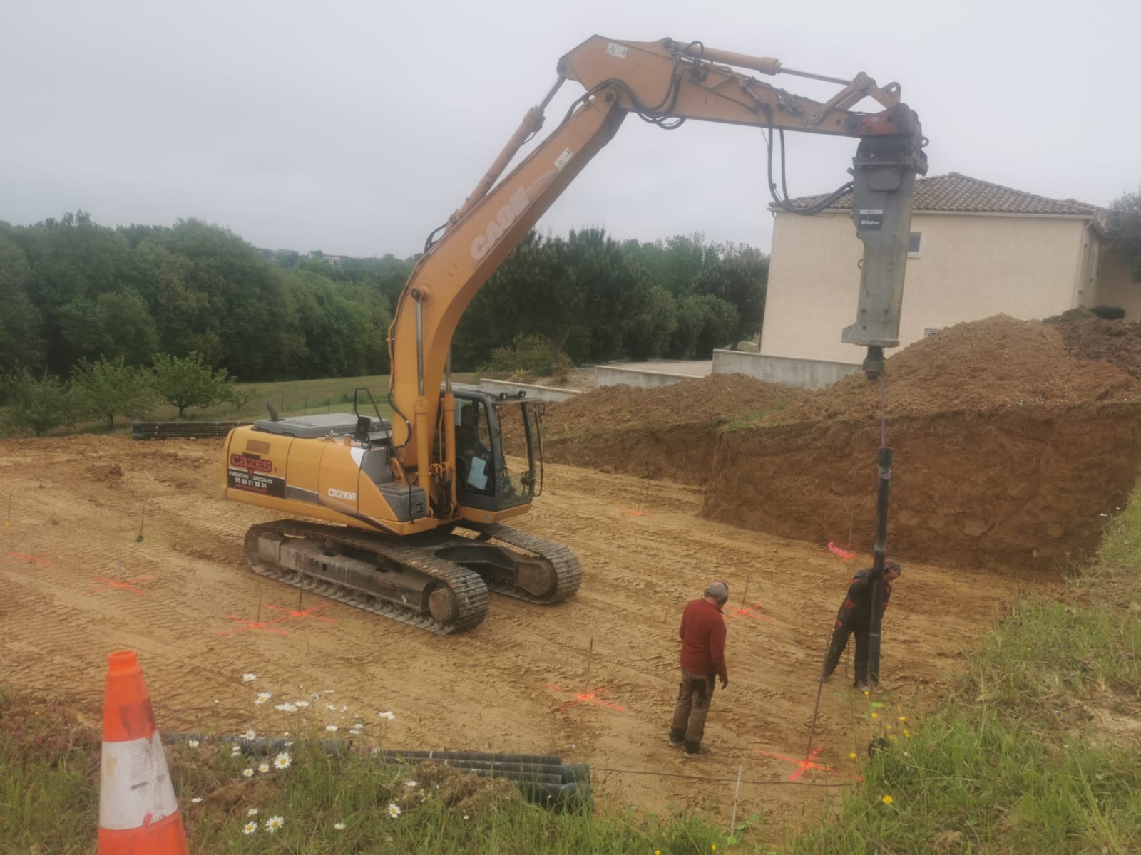 Photo de la pose de pieux battus