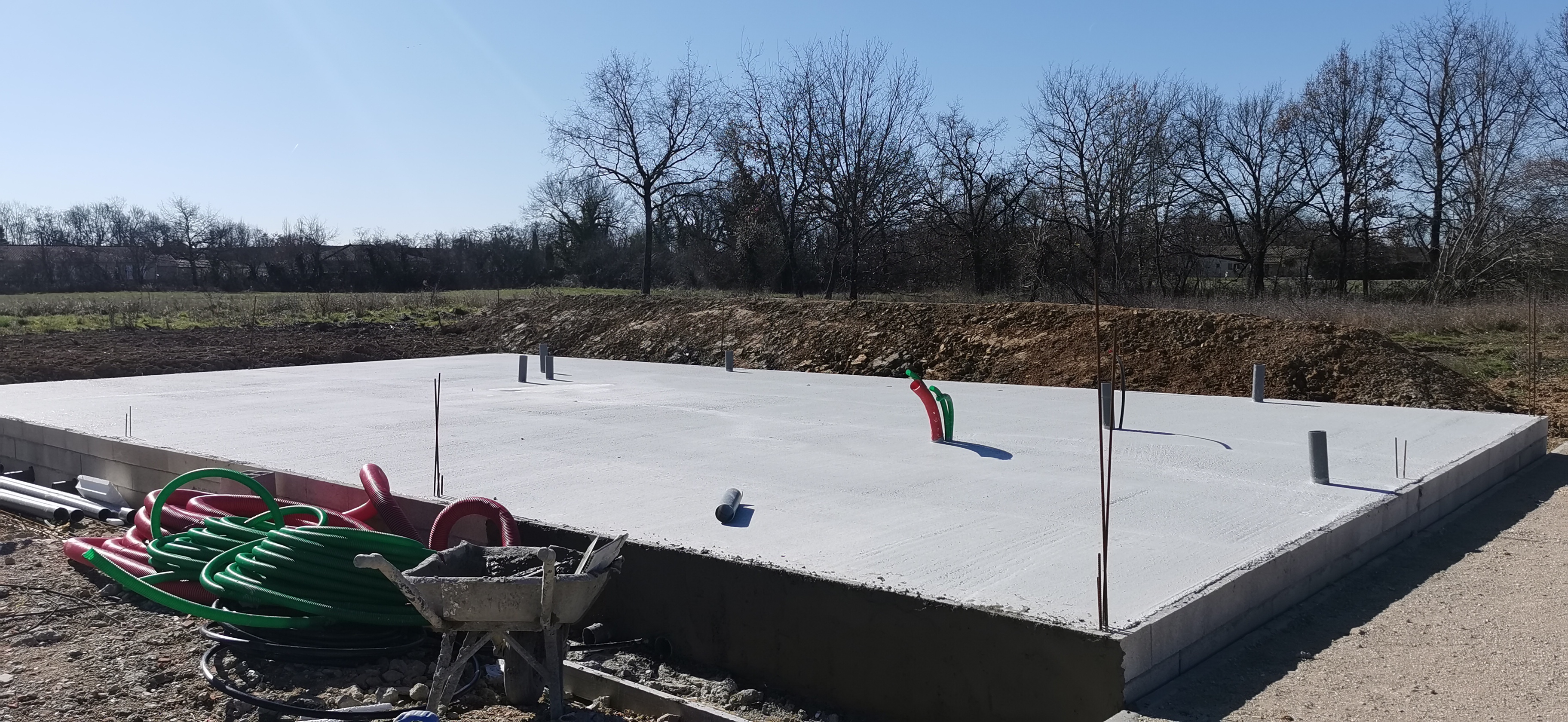 Photo d'une beau plancher isolé fait avant les murs