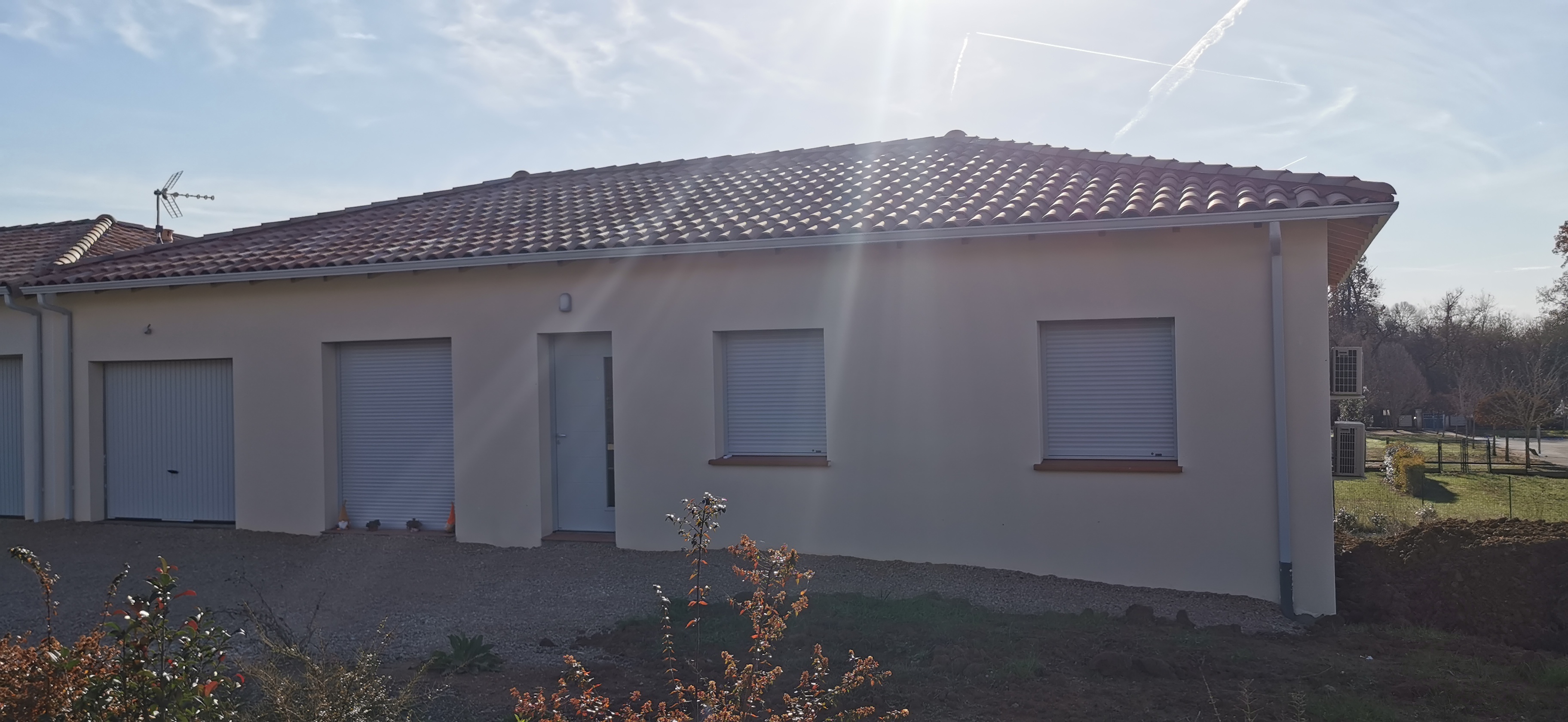 Présentation d'une maison mitoyenne avec garage