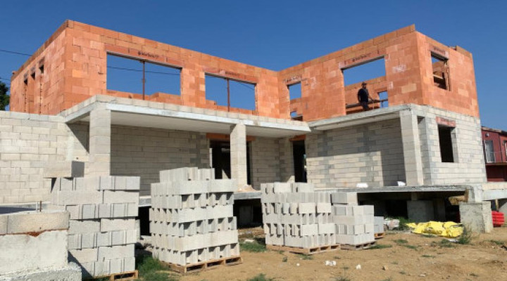 Montage de briques pour la construction d'une maison